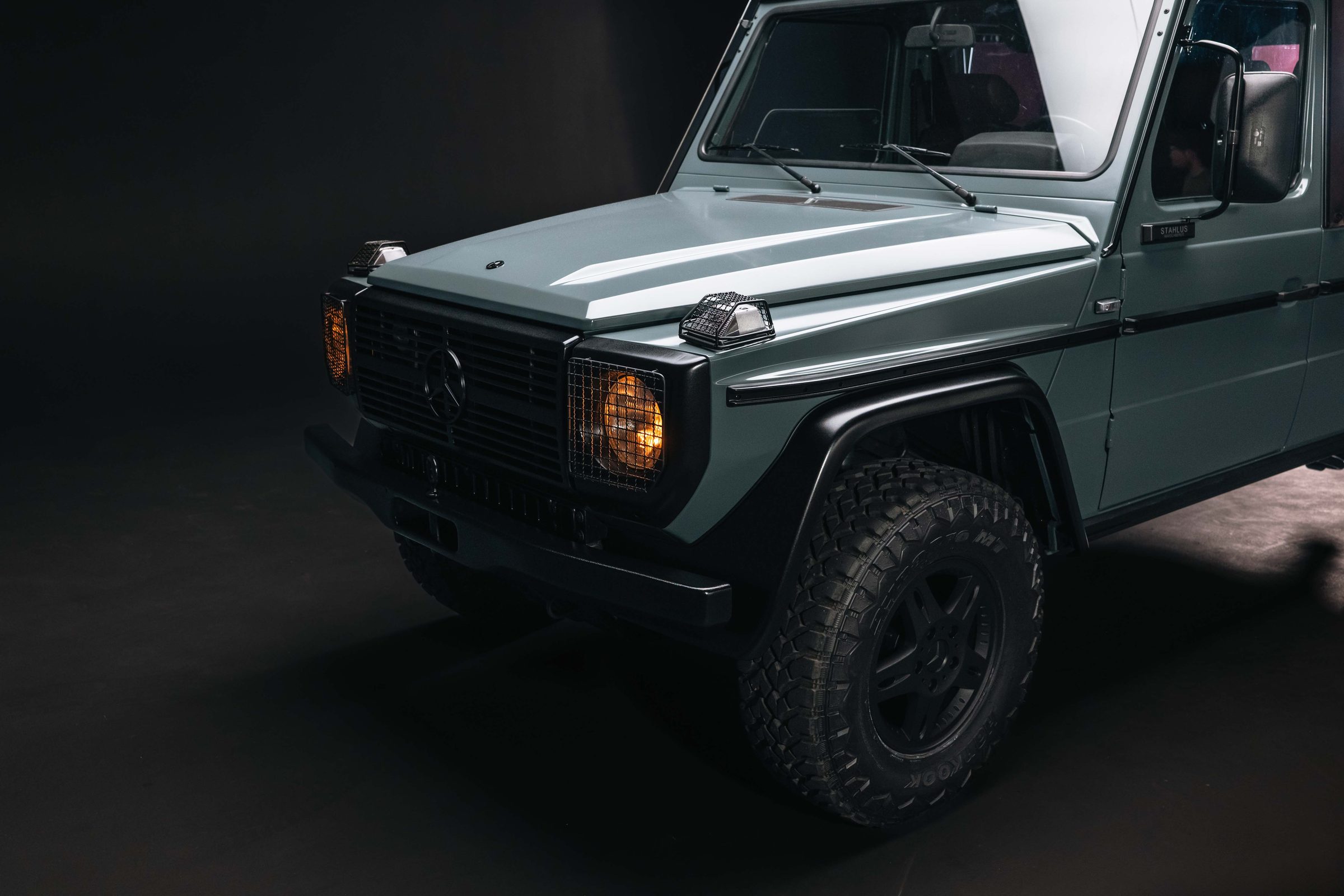 Front einer restaurierten Mercedes G-Klasse im Studio – Rundscheinwerfer und Kühlergrill