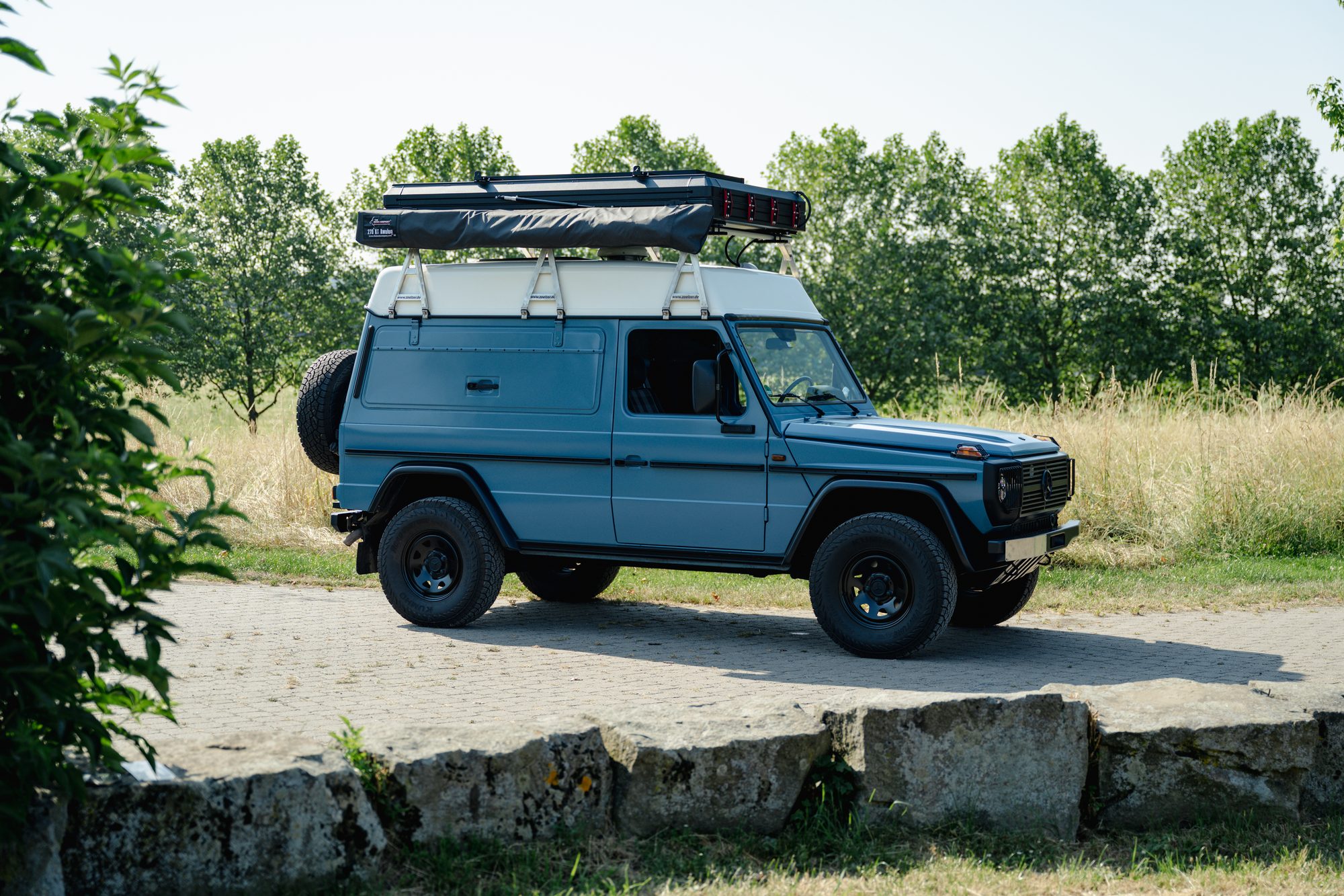 230 GE Expedition – Seite mit Dachzelt